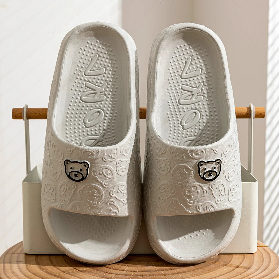 Chinelos de Verão Femininos com Estampa de Urso Fofo, Internos e Macios, Sandálias de Desenho Animado, Anti-derrapantes para Banheiro e Exteriores, Sapatos Confortáveis para Lazer Masculinos e de Casal
