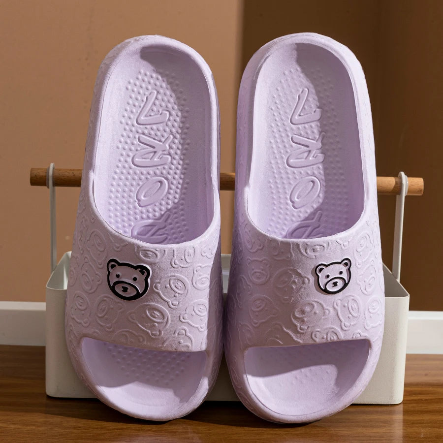 Chinelos de Verão Femininos com Estampa de Urso Fofo, Internos e Macios, Sandálias de Desenho Animado, Anti-derrapantes para Banheiro e Exteriores, Sapatos Confortáveis para Lazer Masculinos e de Casal