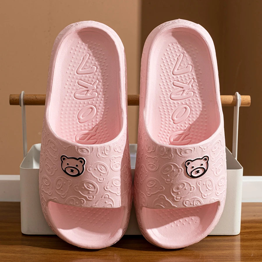 Chinelos de Verão Femininos com Estampa de Urso Fofo, Internos e Macios, Sandálias de Desenho Animado, Anti-derrapantes para Banheiro e Exteriores, Sapatos Confortáveis para Lazer Masculinos e de Casal