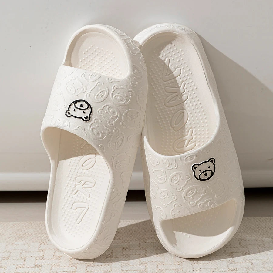 Chinelos de Verão Femininos com Estampa de Urso Fofo, Internos e Macios, Sandálias de Desenho Animado, Anti-derrapantes para Banheiro e Exteriores, Sapatos Confortáveis para Lazer Masculinos e de Casal