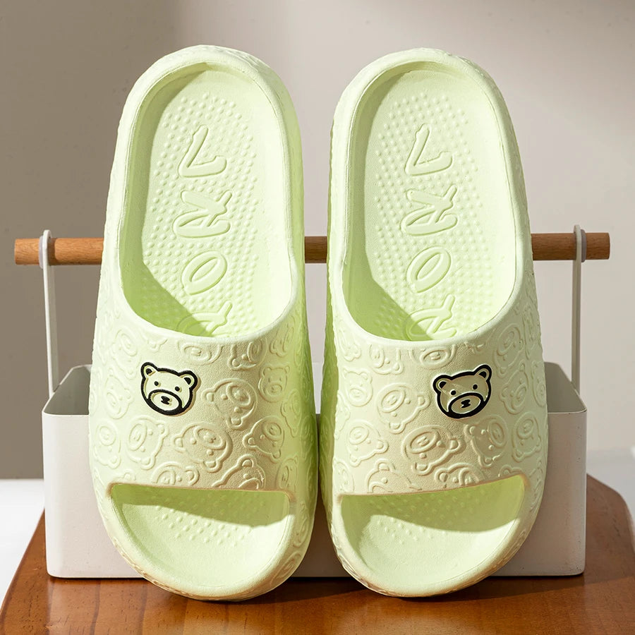Chinelos de Verão Femininos com Estampa de Urso Fofo, Internos e Macios, Sandálias de Desenho Animado, Anti-derrapantes para Banheiro e Exteriores, Sapatos Confortáveis para Lazer Masculinos e de Casal