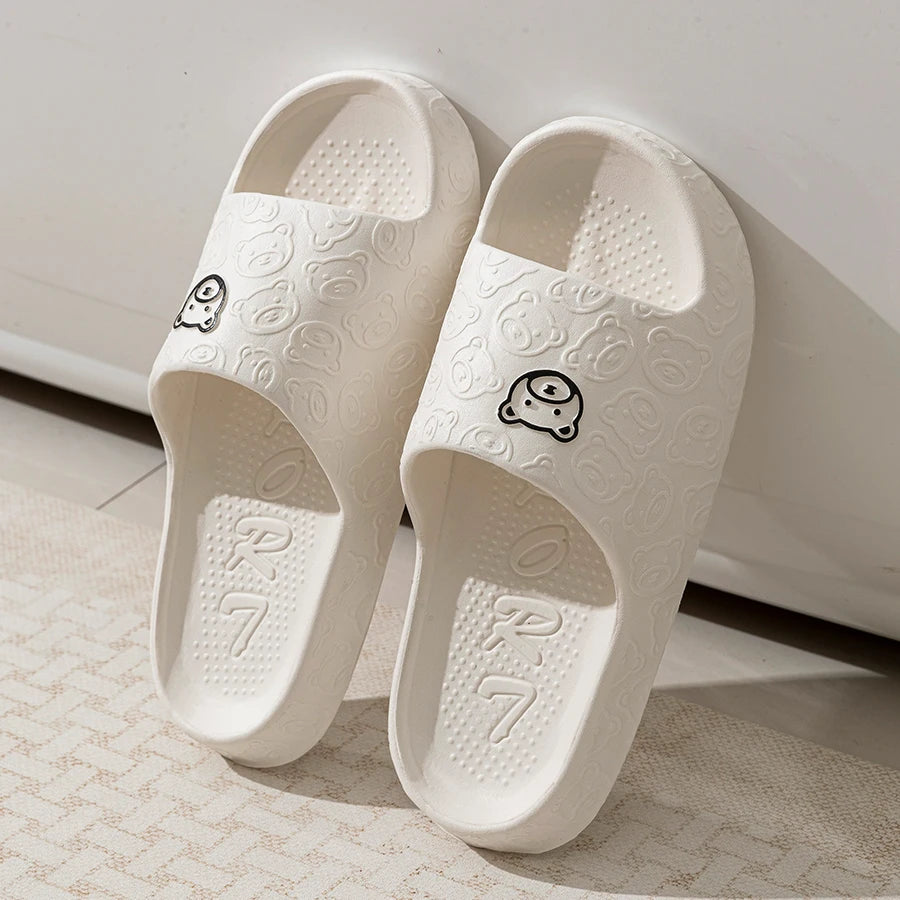Chinelos de Verão Femininos com Estampa de Urso Fofo, Internos e Macios, Sandálias de Desenho Animado, Anti-derrapantes para Banheiro e Exteriores, Sapatos Confortáveis para Lazer Masculinos e de Casal