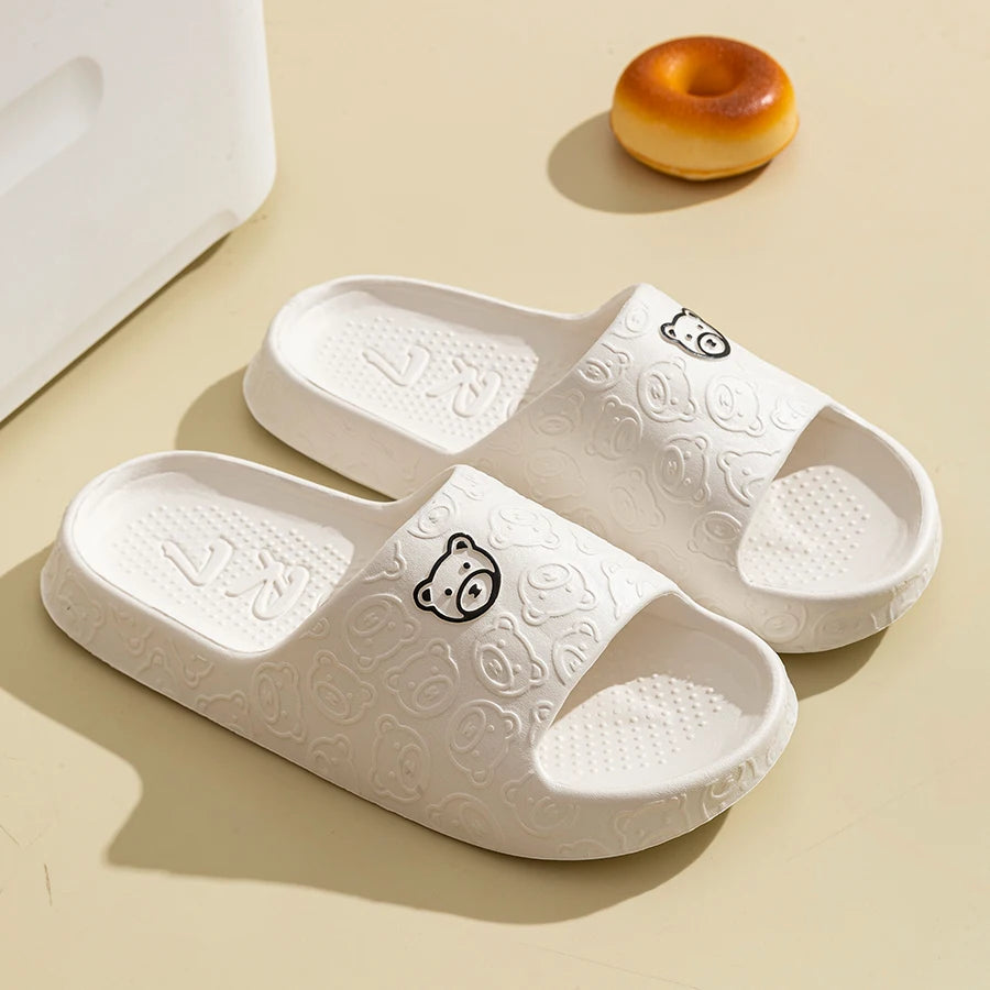 Chinelos de Verão Femininos com Estampa de Urso Fofo, Internos e Macios, Sandálias de Desenho Animado, Anti-derrapantes para Banheiro e Exteriores, Sapatos Confortáveis para Lazer Masculinos e de Casal
