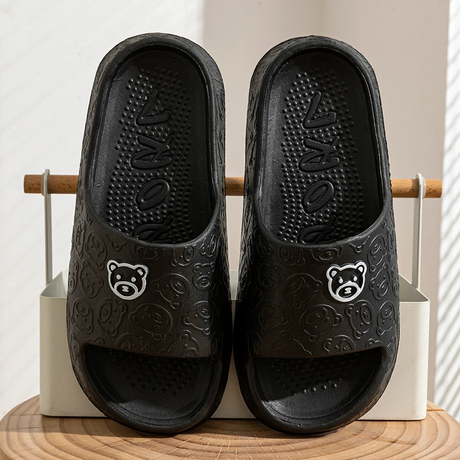 Chinelos de Verão Femininos com Estampa de Urso Fofo, Internos e Macios, Sandálias de Desenho Animado, Anti-derrapantes para Banheiro e Exteriores, Sapatos Confortáveis para Lazer Masculinos e de Casal