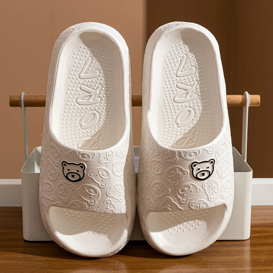 Chinelos de Verão Femininos com Estampa de Urso Fofo, Internos e Macios, Sandálias de Desenho Animado, Anti-derrapantes para Banheiro e Exteriores, Sapatos Confortáveis para Lazer Masculinos e de Casal
